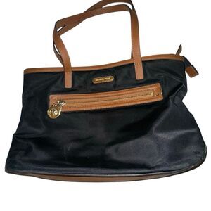 Michael kors black purse w/ tan trim 6 pockets